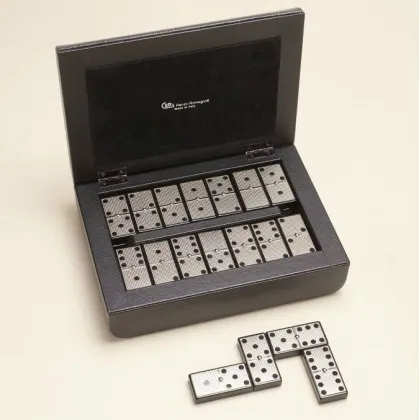 Zdjęcie Piękny drewniany zestaw do domino pokryty czarną skórą karbowaną