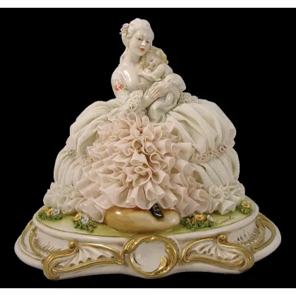 Zdjęcie Porcelana do salonu - kobieta z dzieckiem