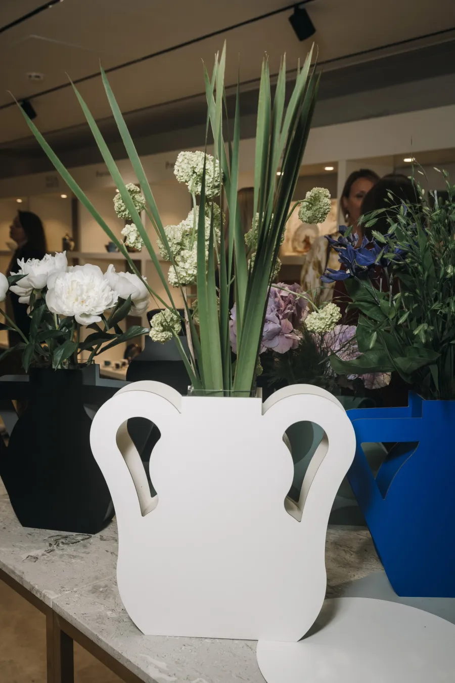 obrazek 4 Stylowy wazon Otto 9x40xH45 cm wykonany z  białej naturalnej skóry