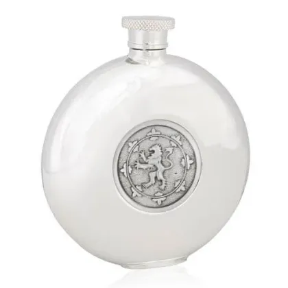 Zdjęcie Wyjątkowa okrągła piersiówka na alkohol zdobiona lwem – prezent na szczególną okazję