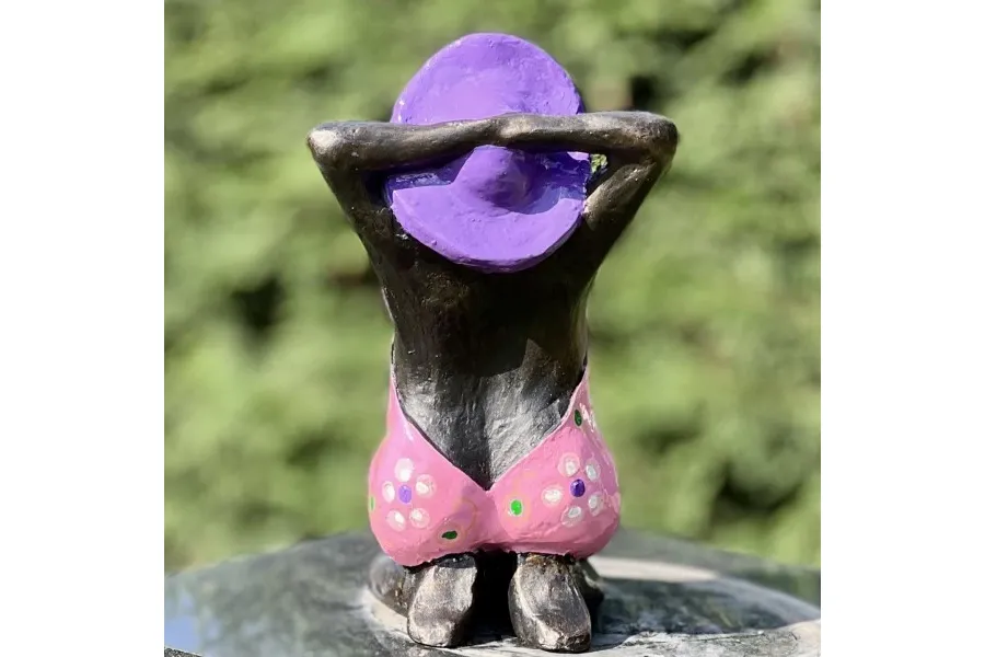 obrazek 4 Stylowa rzeźba ogrodowa z neolitu "Kobieta siedząca na kolanach w różowym kostiumie kąpielowym"