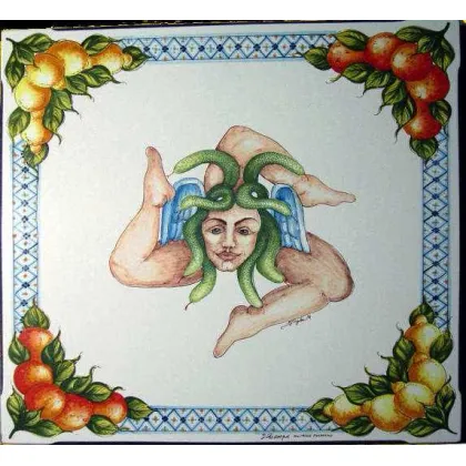 Zdjęcie Kwadratowy blat ogrodowy z lawy zdobiony oryginalnym ornamentem – Ceramiche Valchida