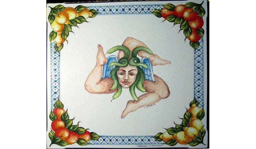 obrazek 1 Kwadratowy blat ogrodowy z lawy zdobiony oryginalnym ornamentem – Ceramiche Valchida