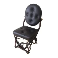 Zdjęcie Unikalne krzesło z poroża jelenia ze skórzaną tapicerką