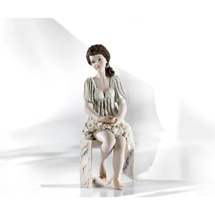Zdjęcie Porcelanowa figurka młodej kobiety - Sibania