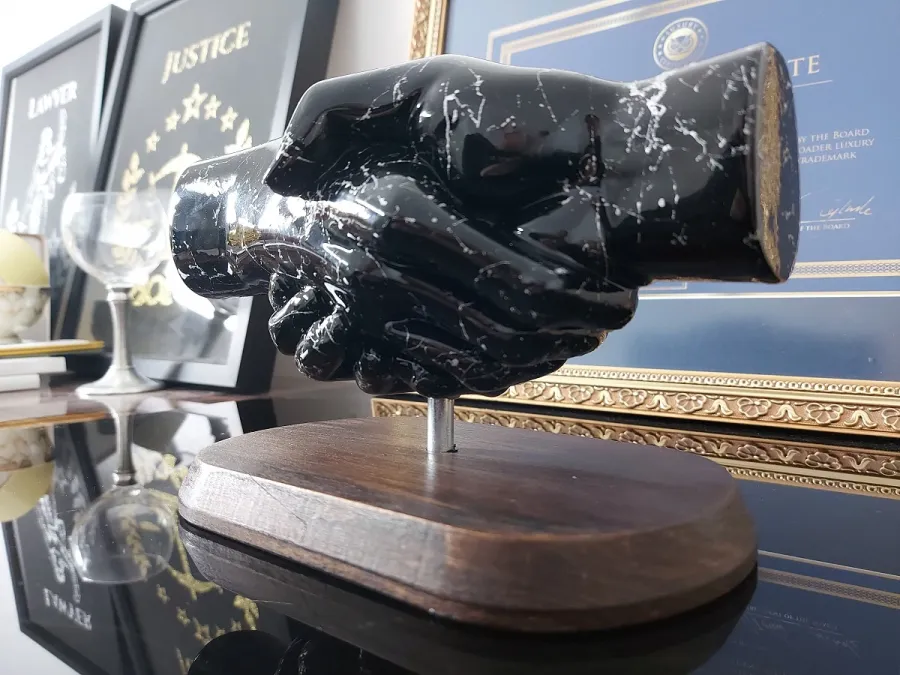 obrazek 8 Uścisk dłoni - luksusowa statuetka na biurko