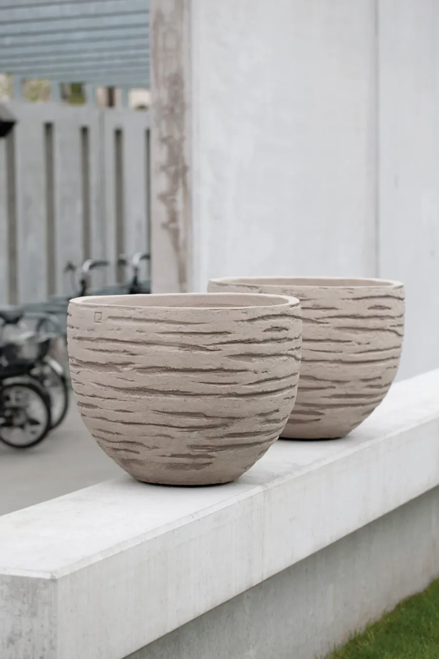 obrazek 1 Gliniana niecodzienna donica do ogrodu - Atelier Vierkant