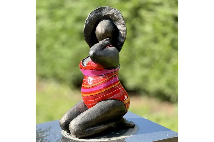 obrazek 4 Piękna rzeźba ogrodowa przedstawiająca kobietę w kostiumie kąpielowym