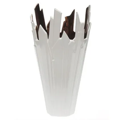 Picture Avant-garde ceramic vase with an irregular shape – Byfly