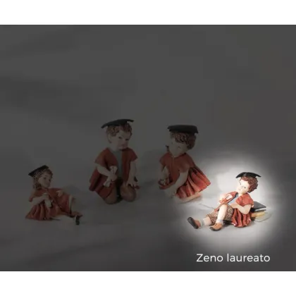 Zdjęcie Dziewczynka w czerwonej sukience trzymająca pergamin - Sibania