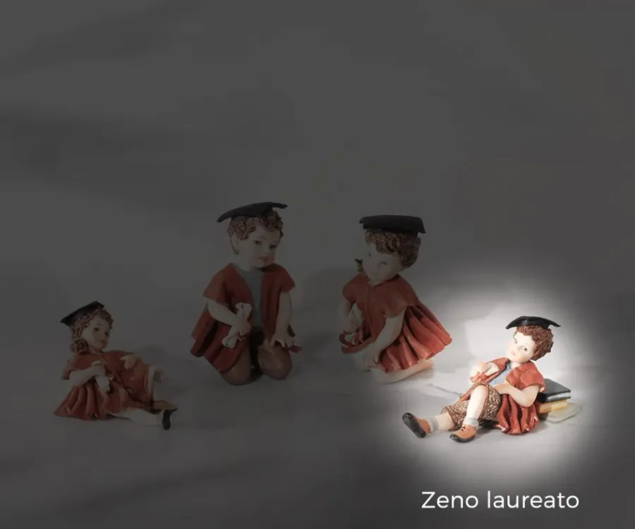 obrazek 1 Dziewczynka w czerwonej sukience trzymająca pergamin - Sibania