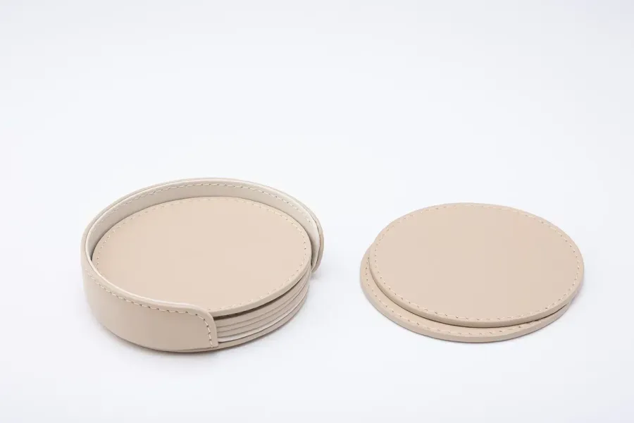 obrazek 2 Stylowy skórzany zestaw podkładek w kolorze beżowo-białym - do jadalni