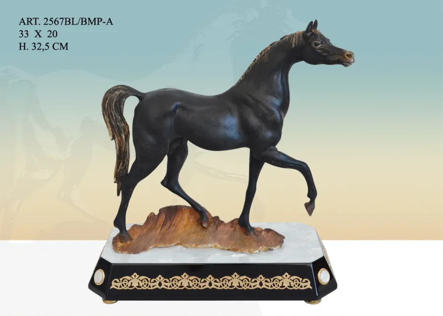 obrazek 1 Piękny czarny koń na jasnej podstawie