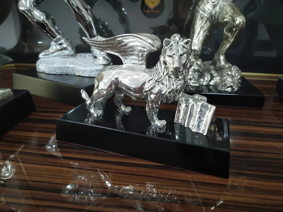 obrazek 3 Statuetka z posrebrzanym lwem