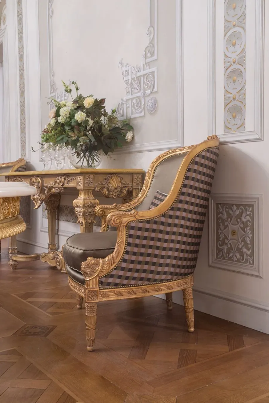 obrazek 7 Stylowy włoski fotel z poduszką do salonu