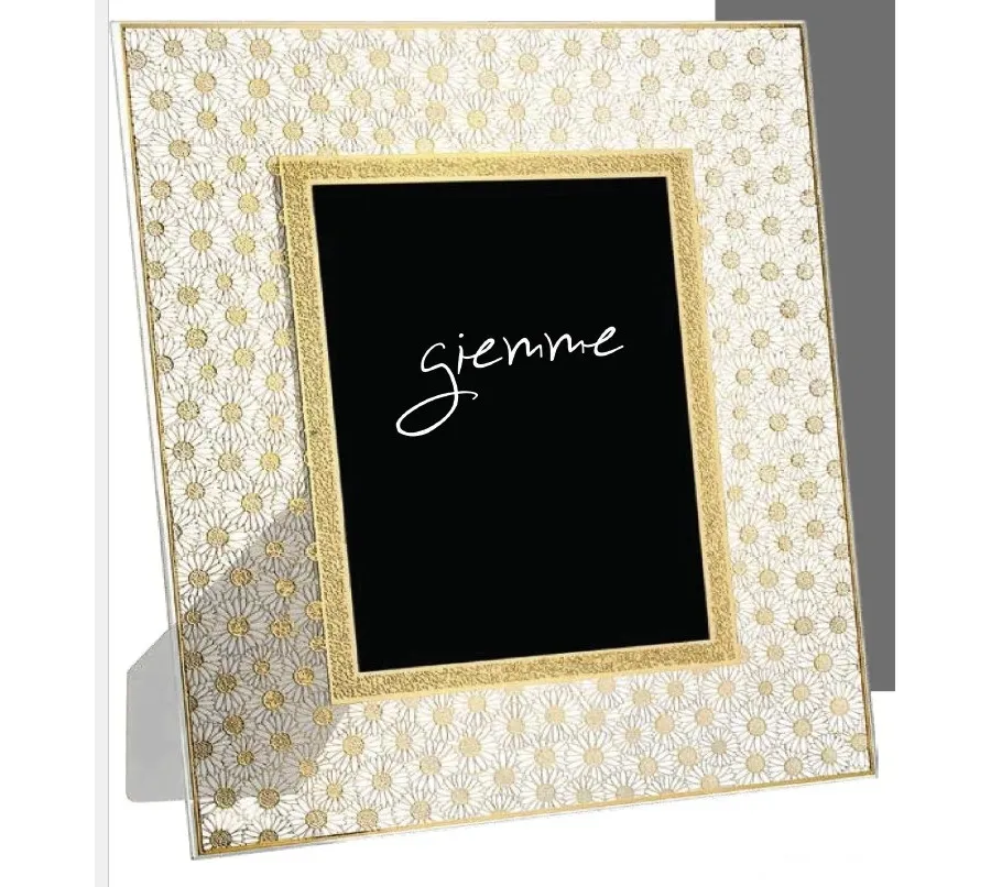obrazek 1 Ekskluzywna złota ramka na zdjęcia 13х18 cm zdobiona motywem drobnych złotych kwiatów
