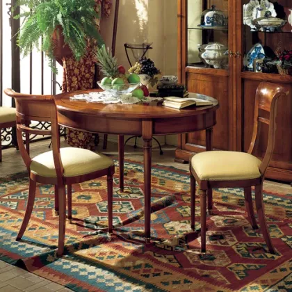 Zdjęcie Owalny antyczny stol z drewna litego