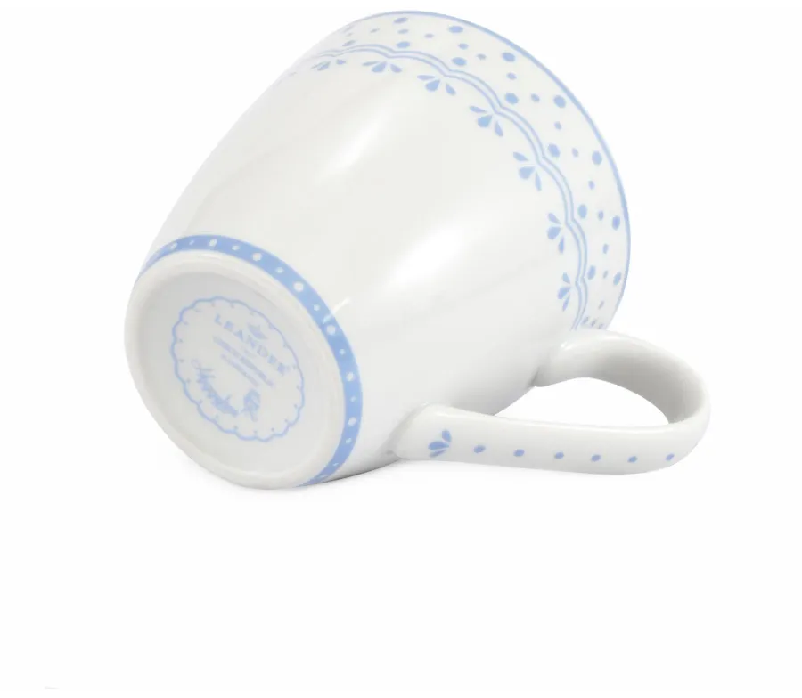 obrazek 2 Stylowy kubek z porcelany z jasnoniebieskim zdobieniem z kolekcji HyggeLine – wariant 1 – Leander