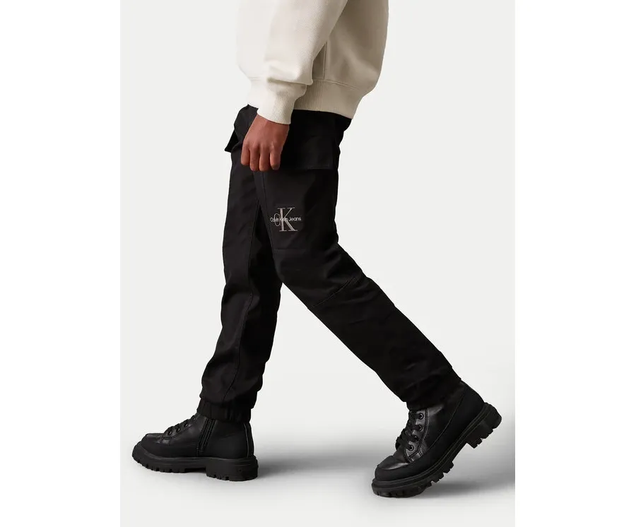 obrazek 1 Calvin Klein Jeans Joggery Essential IB0IB02270 Czarny Regular Fit