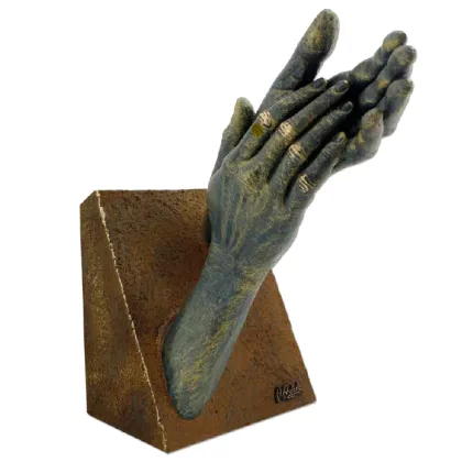 Zdjęcie Wyjatkowa statuetka - Ręce solidarności
