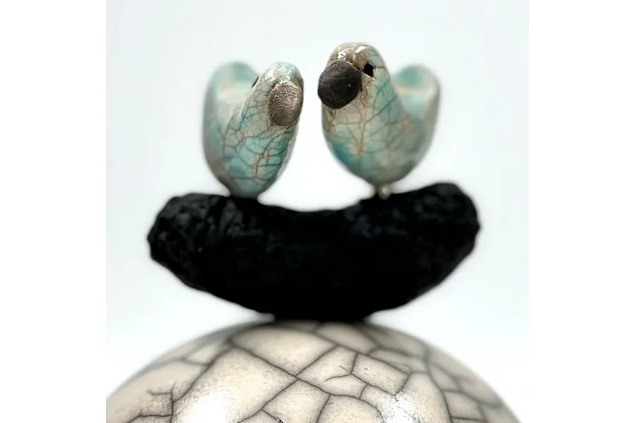 obrazek 4 Piękna malutka piłka z ptaszkiem wykonana z ceramiki - idealny prezent na wyjątkową okazję