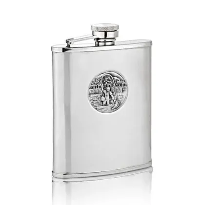 Zdjęcie Stylowa piersiówka z pewteru z przedstawieniem wędkarza – oryginalny prezent