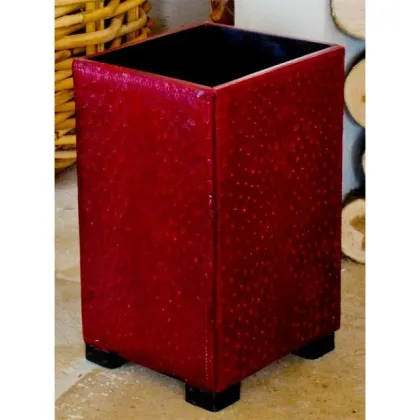 Zdjęcie Czerwony kosz na makulaturę