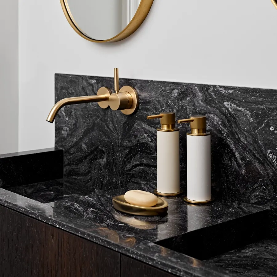 obrazek 2 Wyjątkowy złocony dozownik Ø7xH19 cm z białym skórzanym korpusem