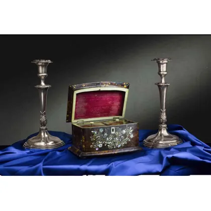 Zdjęcie XIX wieczne pudełko na herbatę ozdobione masą perłową, srebrnymi nićmi i kością słoniową