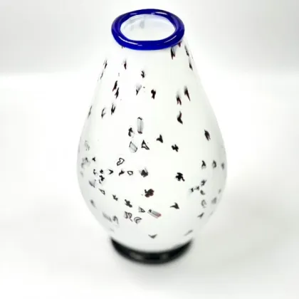 Zdjęcie Gustowny biało-niebieski wazon - idealny na prezent dla kogoś wyjątkowego