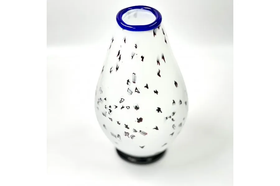 obrazek 1 Gustowny biało-niebieski wazon - idealny na prezent dla kogoś wyjątkowego