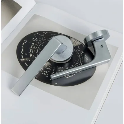 Zdjęcie Włoska klamka Robocinque z dolną rozetą