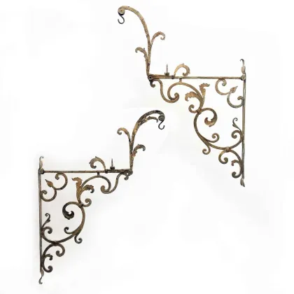 Zdjęcie Para kwadratów złotej latarni z XVIII wieku z oryginalnymi kołami pasowymi, z kutego żelaza