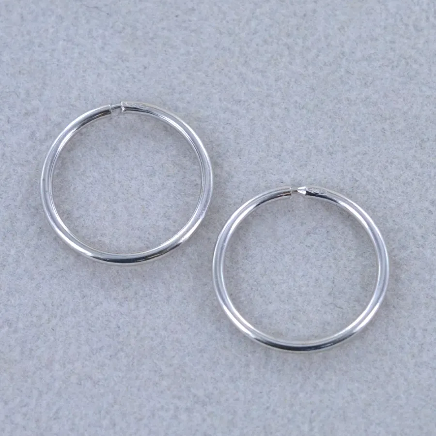 obrazek 3 Małe damskie kolczyki koła z białego złota