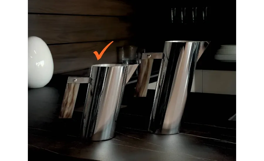 obrazek 1 Mały elegancki dzbanek z posrebrzanego mosiądzu z rogowym uchwytem