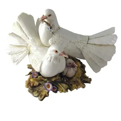 Zdjęcie Para gołębi z porcelany do eleganckich wnętrz