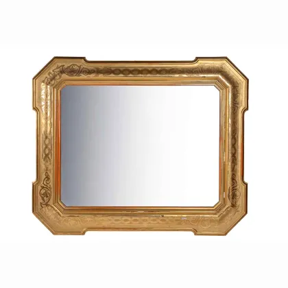 Zdjęcie Lustro Golden Hall z XIX wieku składające się z dużej drewnianej opaski, kształtowanej i zaokrąglonej w rogach