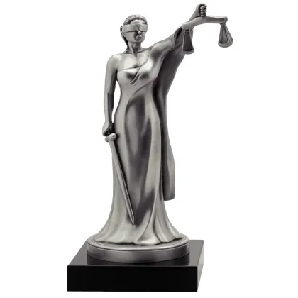 Zdjęcie Statuetka kobiety z wagą i mieczem - symbol sprawiedliwości