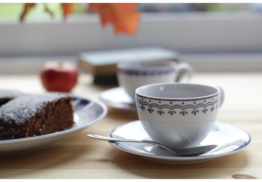 obrazek 2 Porcelanowa filiżanka ze spodkiem zdobiona delikatnym niebieskim motywem z kolekcji HyggeLine – Leander
