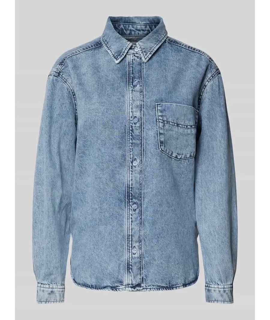 obrazek 1 Bluzka jeansowa o kroju regular fit z kieszenią na piersi