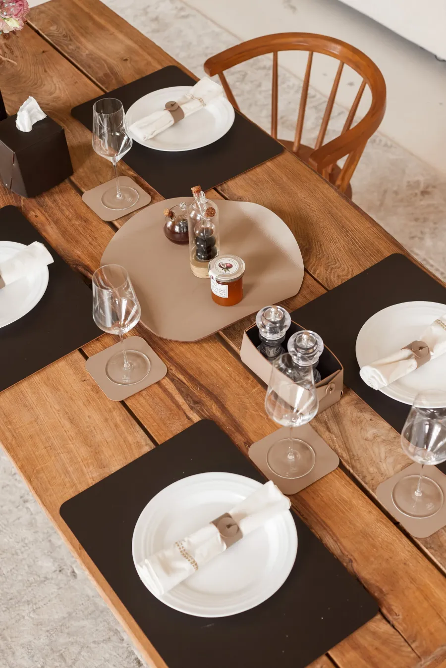 obrazek 2 Czarna podkładka na stół 30x30xH2,5 cm z naturalnej skóry