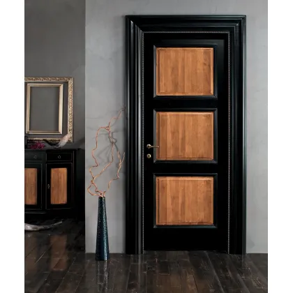 Zdjęcie Piękne stylowe włoskie drzwi z postarzanym lakierem w stylu antycznym