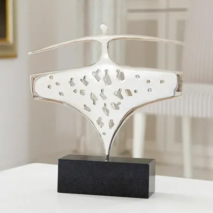 Zdjęcie Elegancka niklowana statuetka