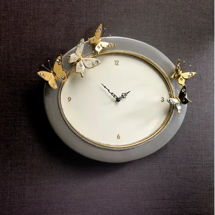 Zdjęcie Stylowy zegar ścienny z motylkami