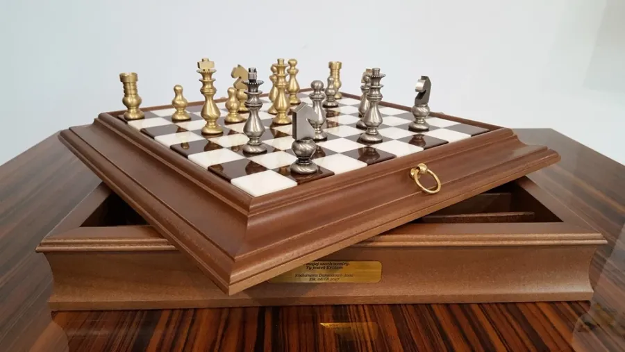 picture 7 Prestigious wooden chess set 39B+280AW