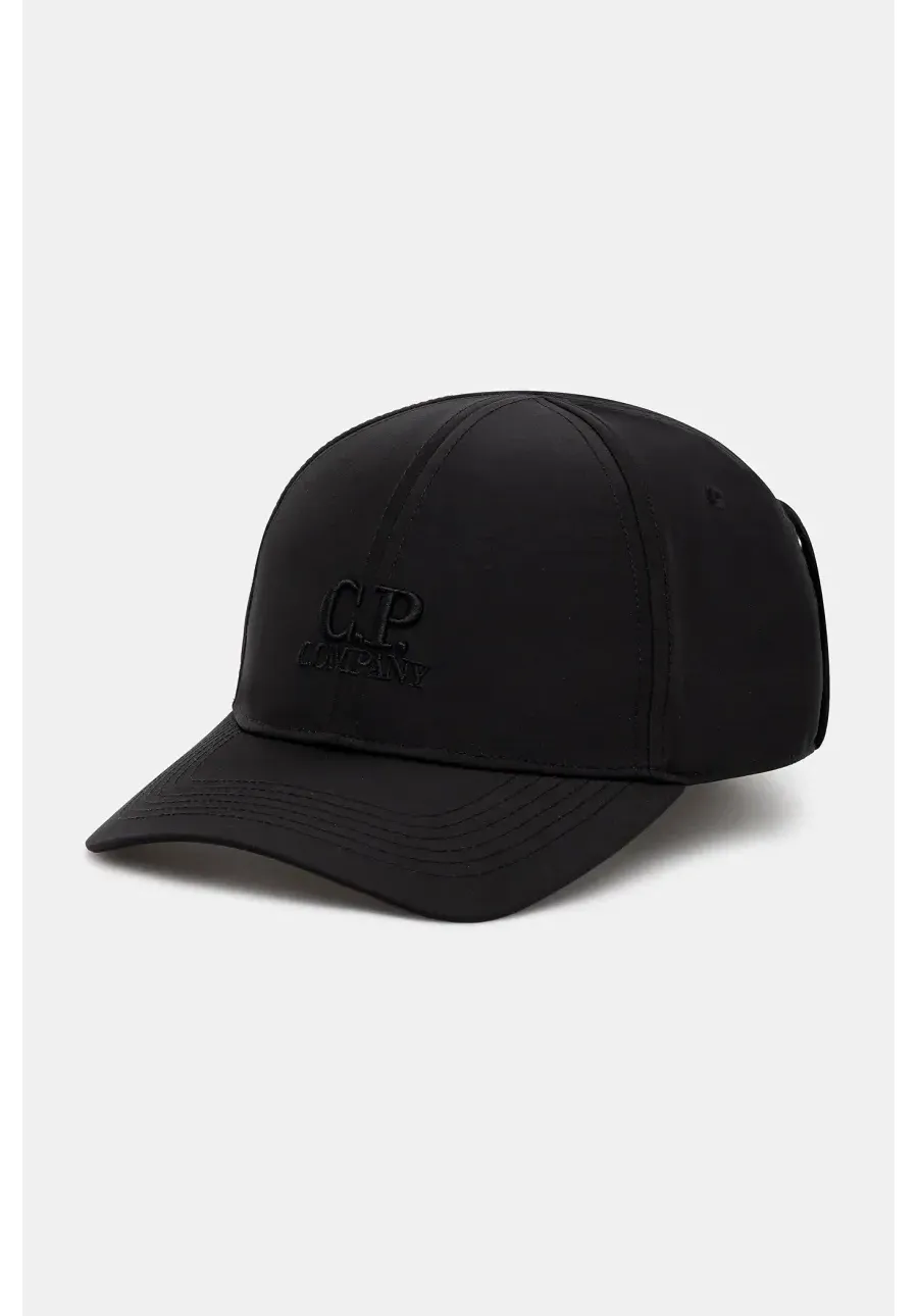 obrazek 1 C.P. Company czapka z daszkiem kolor czarny z aplikacją 18CMAC146A005904A