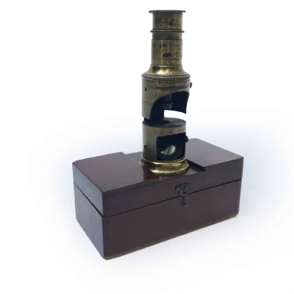 Zdjęcie Mikroskop polowy Cambridge z oryginalną walizką z drewna mahoniowego