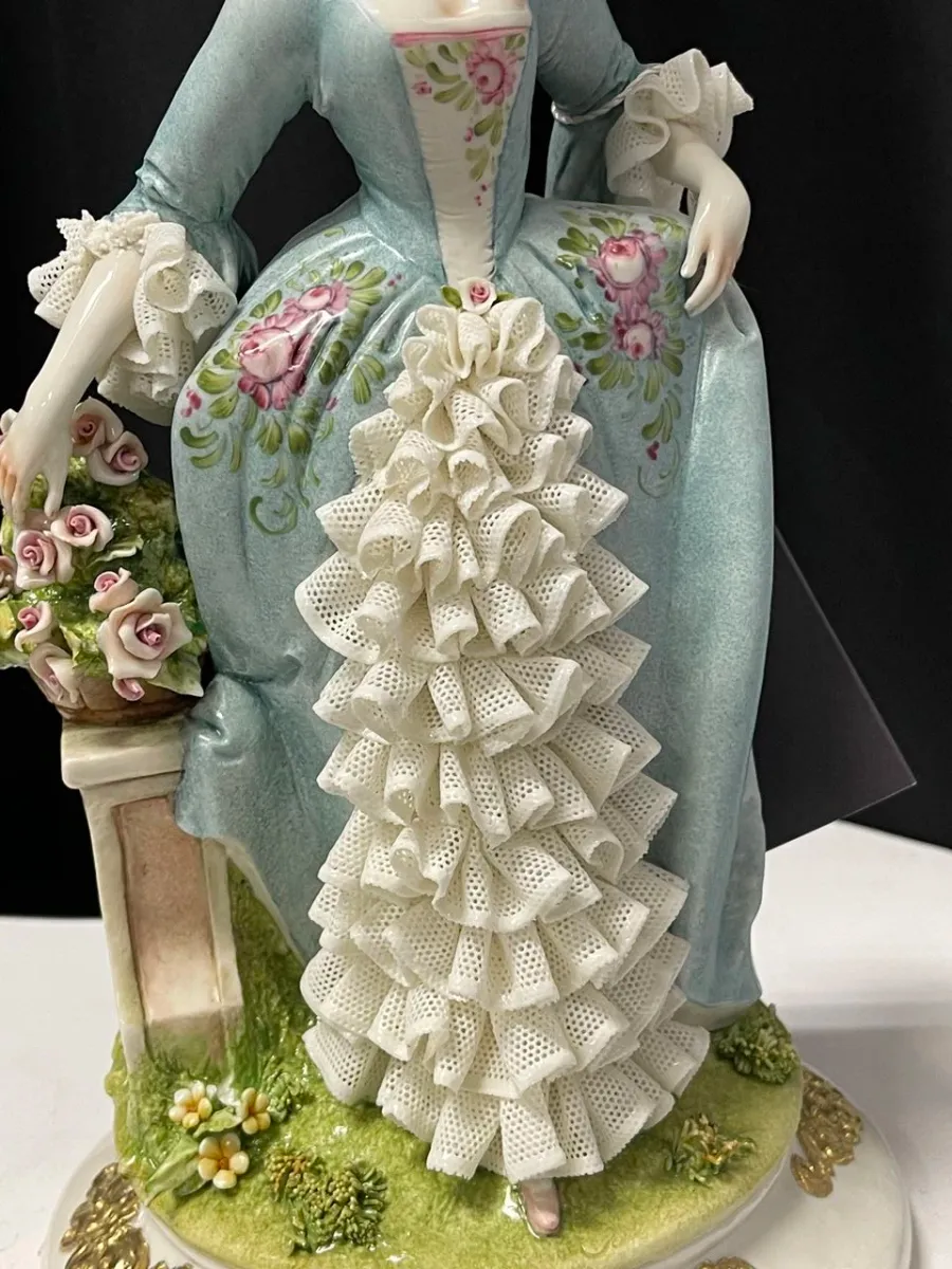 obrazek 7 Porcelanowa figurka damy w stylu rokoko