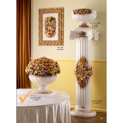 Zdjęcie Ceramiczny wazon z kwiatami i owocami