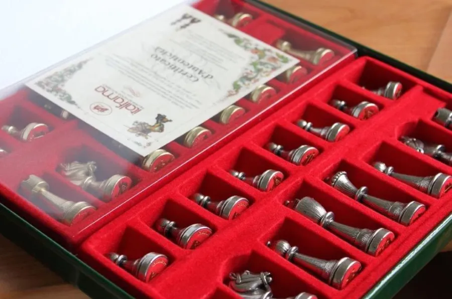 picture 6 Rosewood chess set with drawer 70M+333W